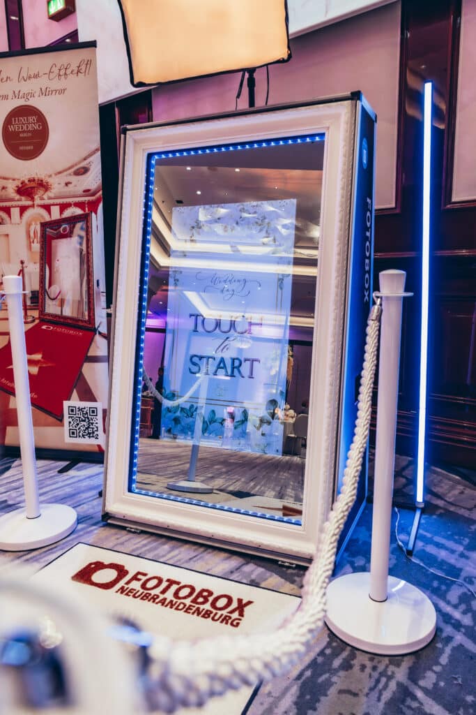 Magic Mirror im weißen Barockrahmen auf der Hochzeitsmesse im Ritz Carlton Berlin - White Wedding