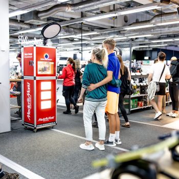 KI-Fotobox beim Media Markt Neubrandenburg - Face Swap & Hintergrundentfernung