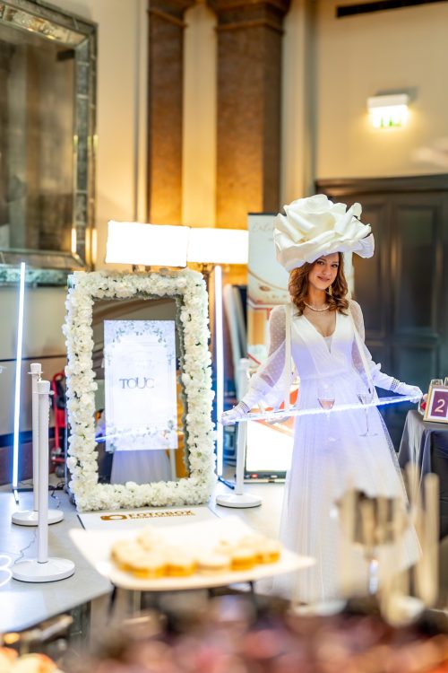 Luxus-Fotospiegel mit weißem Blumenrahmen bei einer exklusiven Hochzeit im Hotel de Rome, Berlin – präsentiert von Sarah Linow für eine unvergessliche Luxus-Hochzeit.